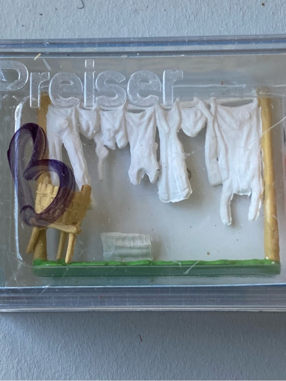 Model Railroad: Preiser  - Women Hanging Laundry (4)- HO Scale - Picture 6 of 9